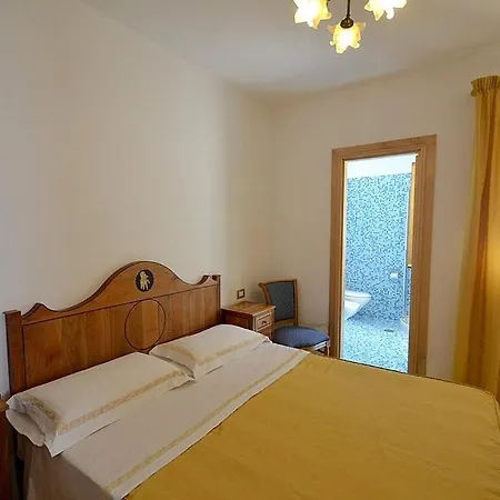 Marina Del Cantone Sleeps 22 Pool Air Con