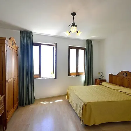 Marina Del Cantone Sleeps 22 Pool Air Con *