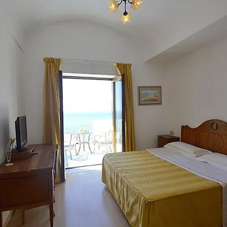 Marina Del Cantone Sleeps 22 Pool Air Con *