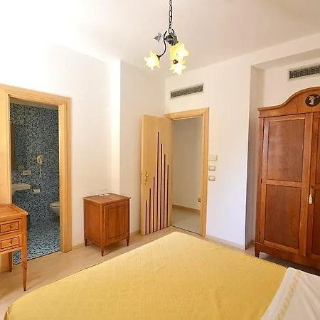 Marina Del Cantone Sleeps 22 Pool Air Con *